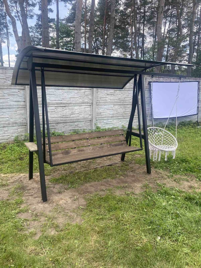 Садовые качели из чёрного металла с деревянной скамьёй и подвесным креслом